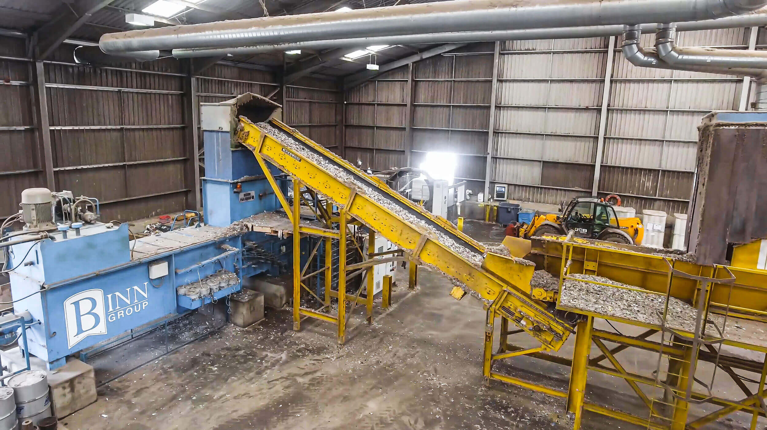 Förderbandsystem transportiert geshreddertes Material