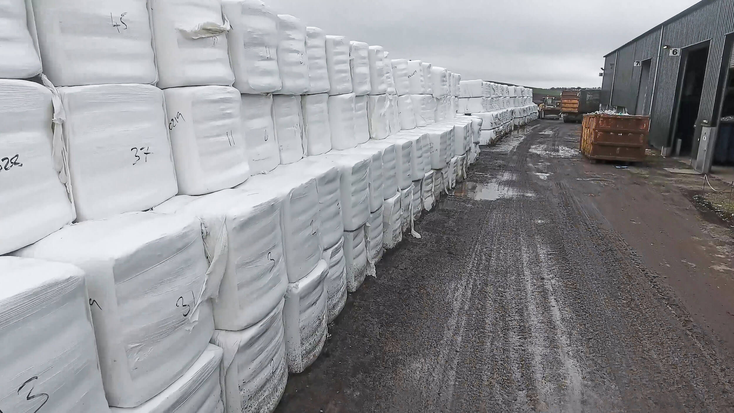 Fertige Ballen warten auf Abtransport