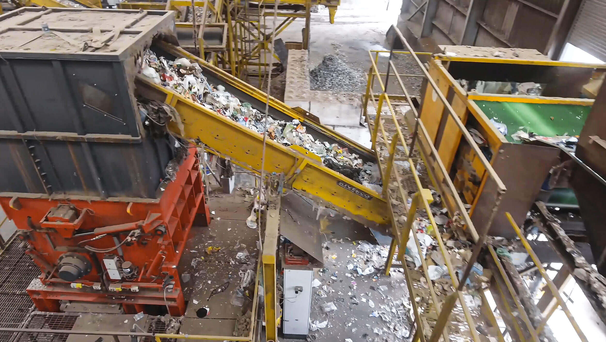Förderband beschickt WEIMA Shredder PowerLine 2000
