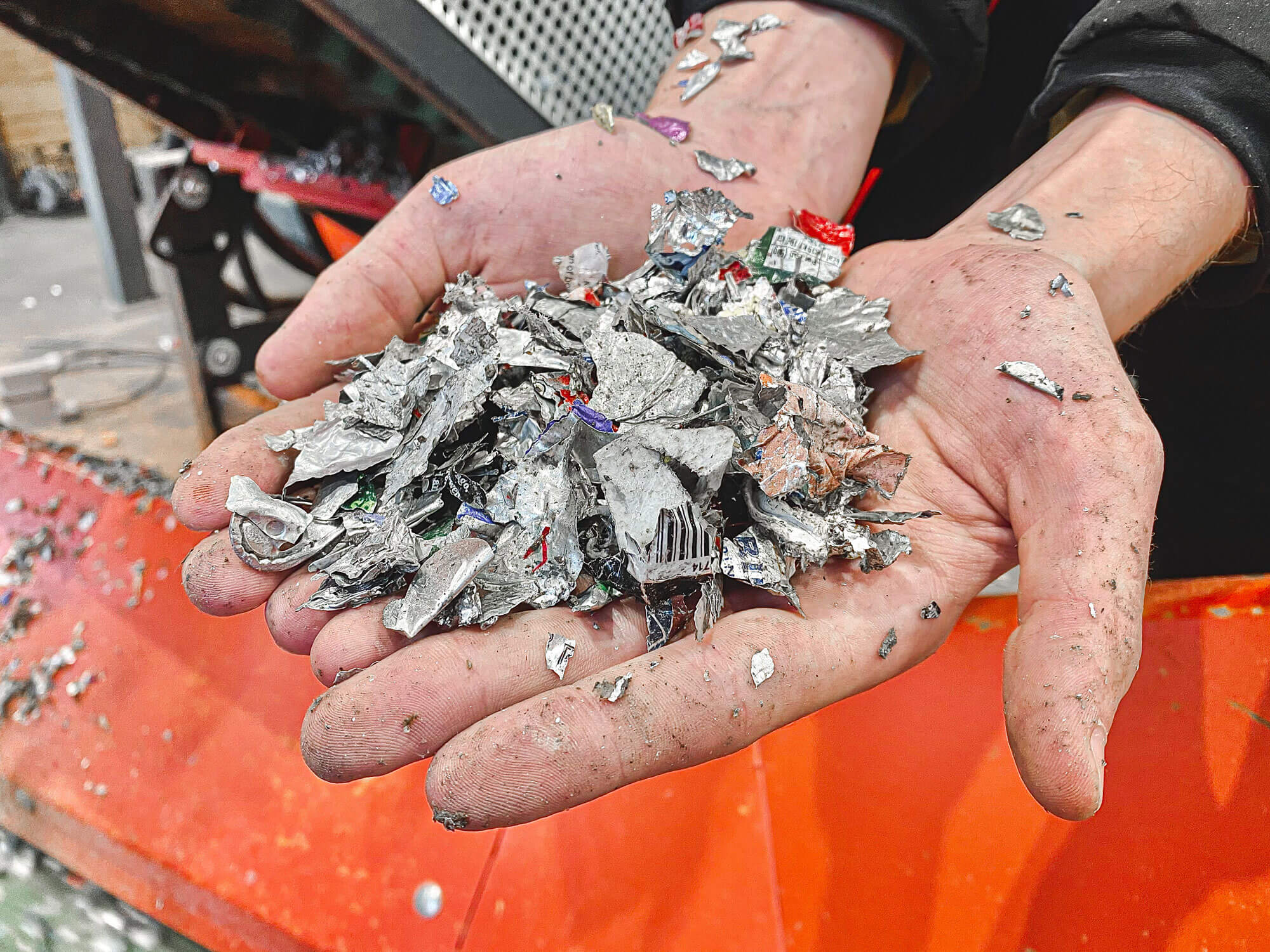 Mit WEIMA Metallschredder zerkleinerte Aludosen