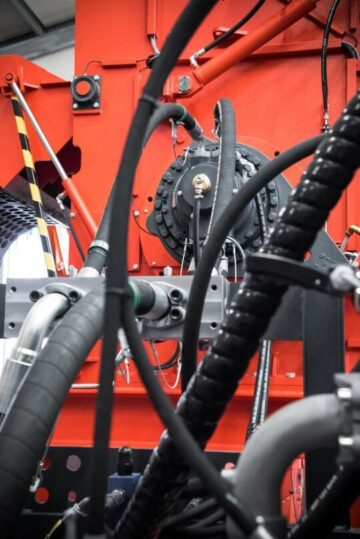 Direktmotor eines Hydraulikantrieb mit Schläuchen im Vordergrund