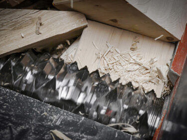 WEIMA WL 6 Shredder zerkleinert großes Holzstück