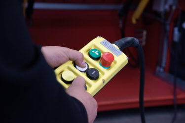 The M8.28 can be operated with a 6-channel remote control