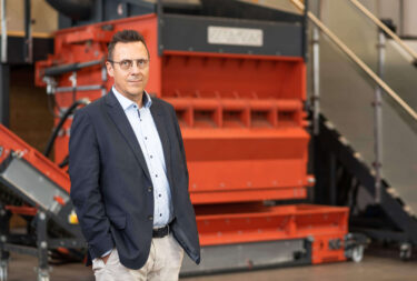 WEIMA Managing Director Andreas Mack vor dem WEIMA WKS 1800 Shredder