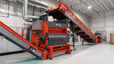 Orange roter WEIMA Shredder mit Förderbändern bei Healix