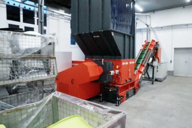 Produktionshalle mit Produktionsausschuss und dem WEIMA Einwellen-Zerkleinerer