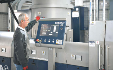 Mitarbeiter von Expert Recycling bedient eine Erema Extrusionsanlage
