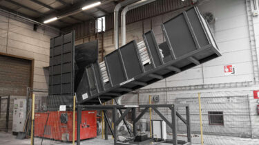 Tilting table of the WEIMA WLK 1500 at UNILIN is raised hydraulically