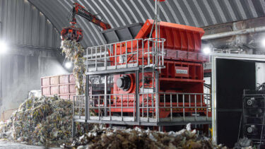 WEIMA PreCut Shredder zerkleinert Pulper Zöpfe aus dem Papier Recycling und wird mit einem Kran beladen