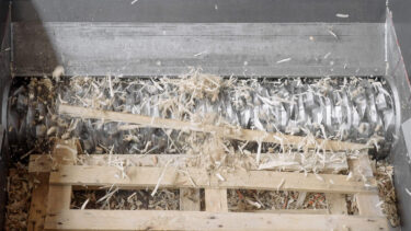 Eine Palette wird im Shredder zerkleinert.