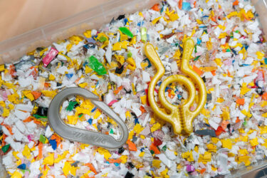 Zerkleinerte PP Kunststoff Reste und extrudierter Karabiner Haken