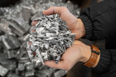 Ein Haufen Aluminiumspäne in einer Hand