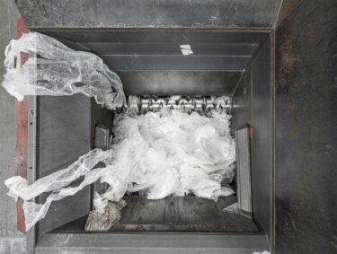 Blick in einen Folienschredder von WEIMA mit Rotor und LDPE Folie