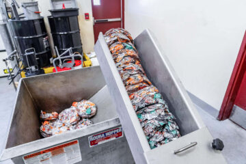 Presslinge im Austragsrohr der WEIMA G.200 Dosenpresse bei New Belgium Brewing