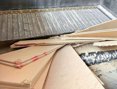 Blick auf den Rotor des WEIMA WLK 2000 bei der Zerkleinerung von Holzplatten MDF