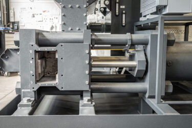 Presswerk einer grauen Brikettierpresse