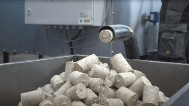 Briketts aus zerkleinerten Holzpaletten