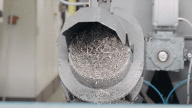 Eine PUEHLER C.200 entwässert Späne und Drehteile von CNC-Maschinen bei Dietrich Feindrehteile in Deutschland.