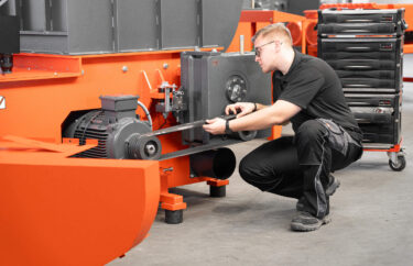 WEIMA Servicetechniker überprüft die Keilriemen des Antriebs.