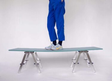 Superwood Belastungstest mit Sofia Souidi stehend auf einem Superwood Brett