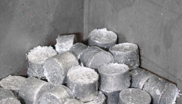 Aluminium Metall Späne Briketts in einer Kiste